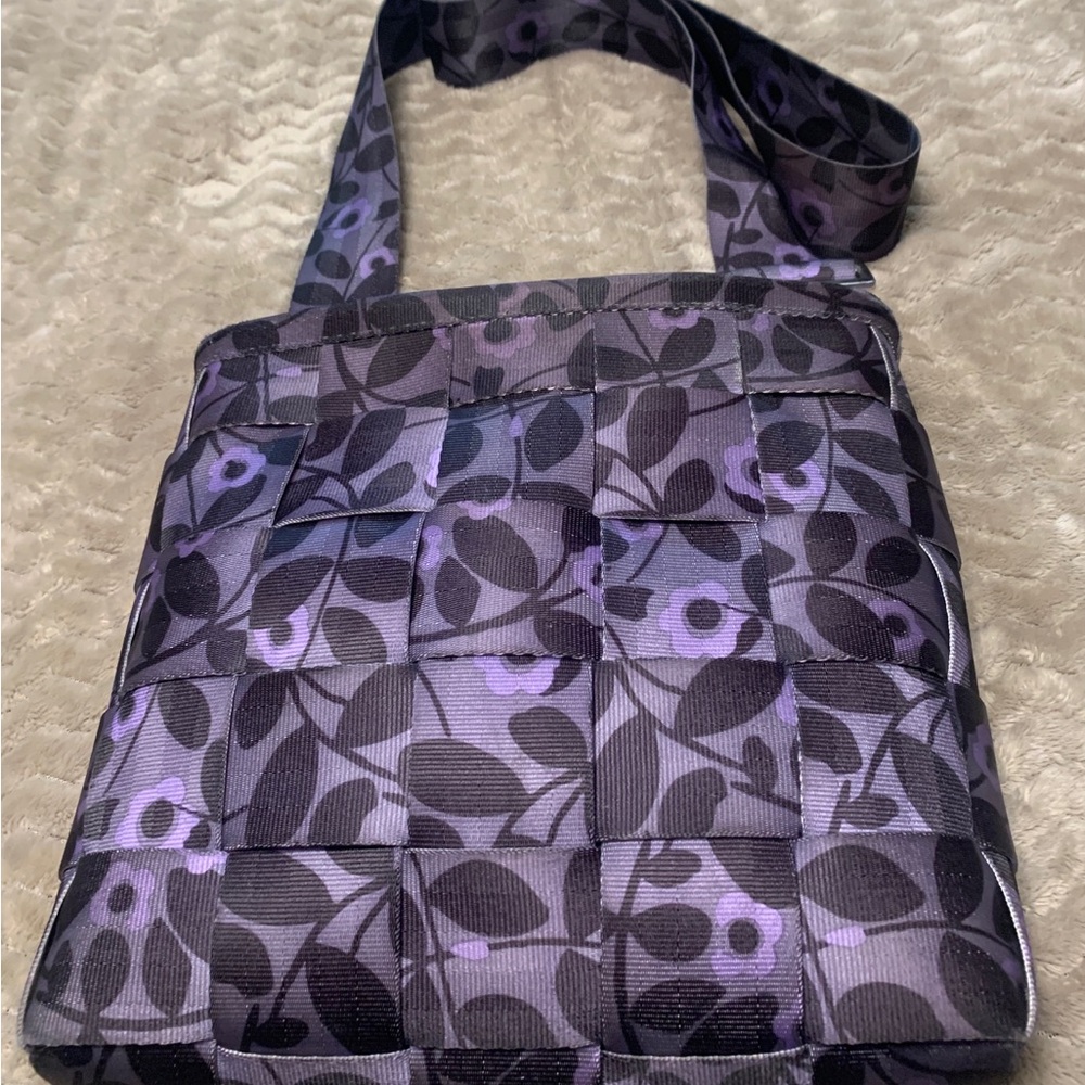 Beautiful Harvey’s seatbelts bag.